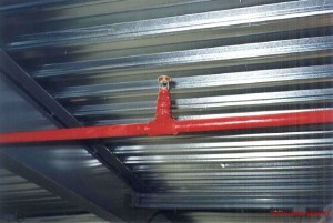 ejemplo de instalacion de un rociador en el techo de un almacen